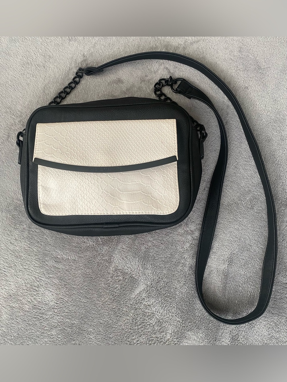 Y2K Inspired Crossbody Bag Black White Snakeskin Chain Strap Steve Madden